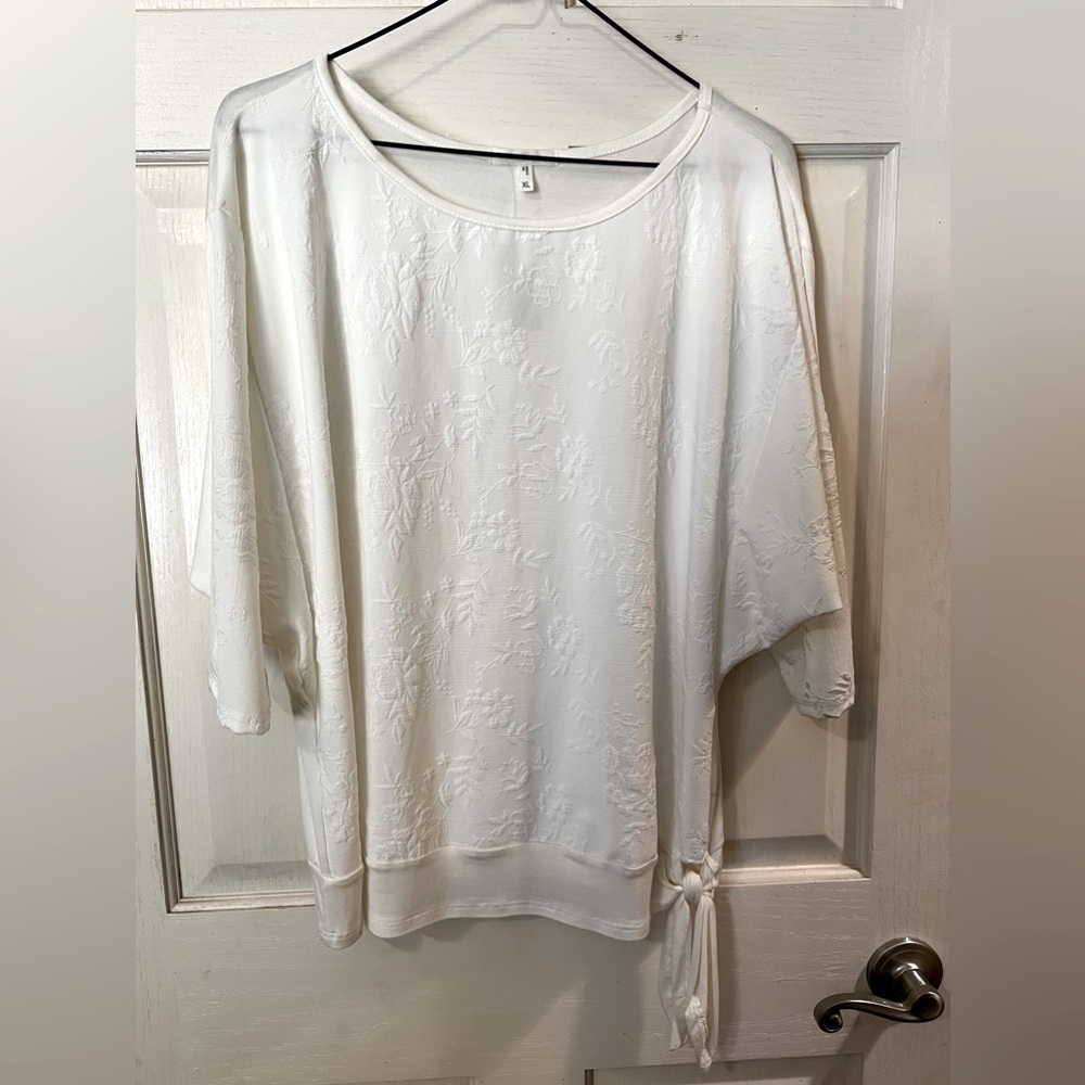 Short sleeve white blouse with leaf/flower print